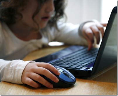 kid internet thumb كيف نحمي الأطفال من مخاطر الإنترنت..؟ يوتيوب وقوقل نموذجًا