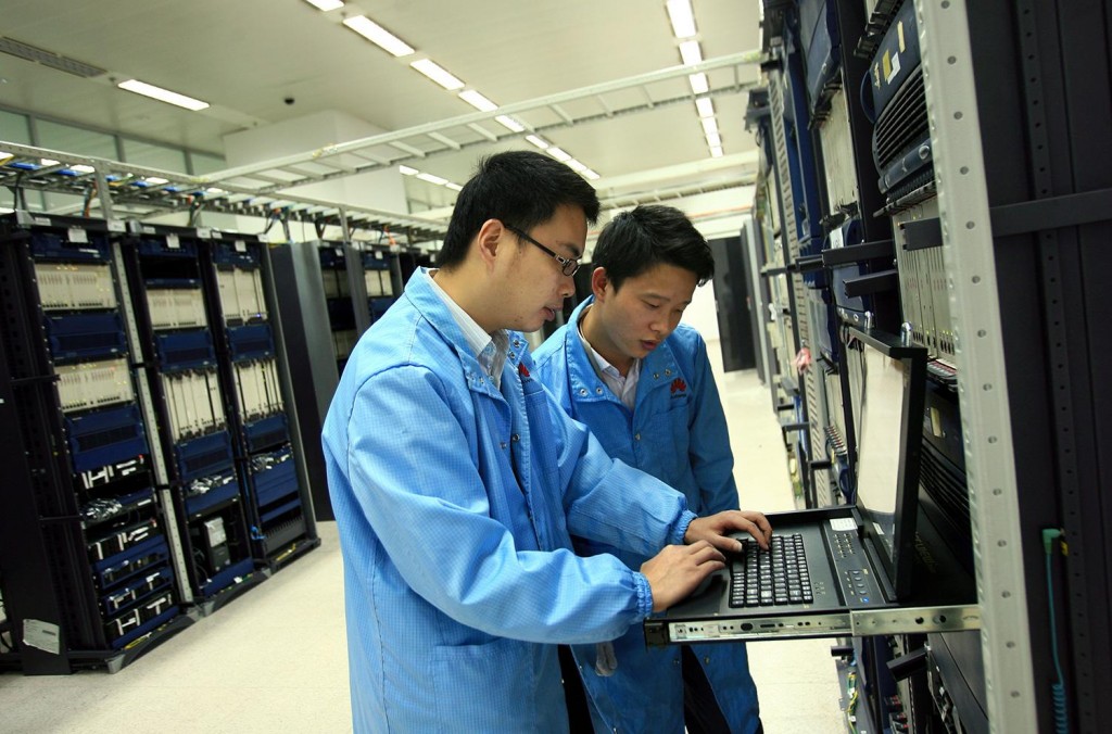 Huawei RD staff performing routine maintenance 2 1024x676 وكالة الأمن القومي الأمريكية تجسست على شبكات Huawei الصينية