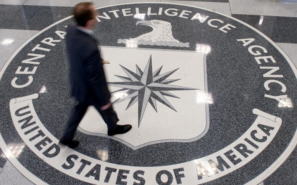 طالب ثانوي يخترق البريد الإلكتروني الخاص برئيس وكالة الاستخبارات المركزية CIA