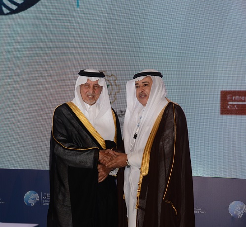 الامير خالد الفيصل اثناء تكريم د . خالد البياري في منتدى جدة الاقتصادي 