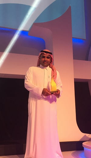 أحمد الصحاف يتسلم الجائزة الذهبية