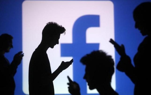 فيسبوك تختبر إظهار الأشياء المشتركة بين المستخدمين لمساعدتهم على التواصل