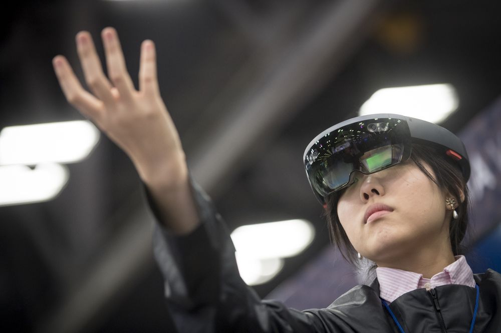 الحكومة الأمريكية تبرم صفقة بـ480$ مليون مع مايكروسوفت مقابل نظارة الواقع المعزز HoloLens