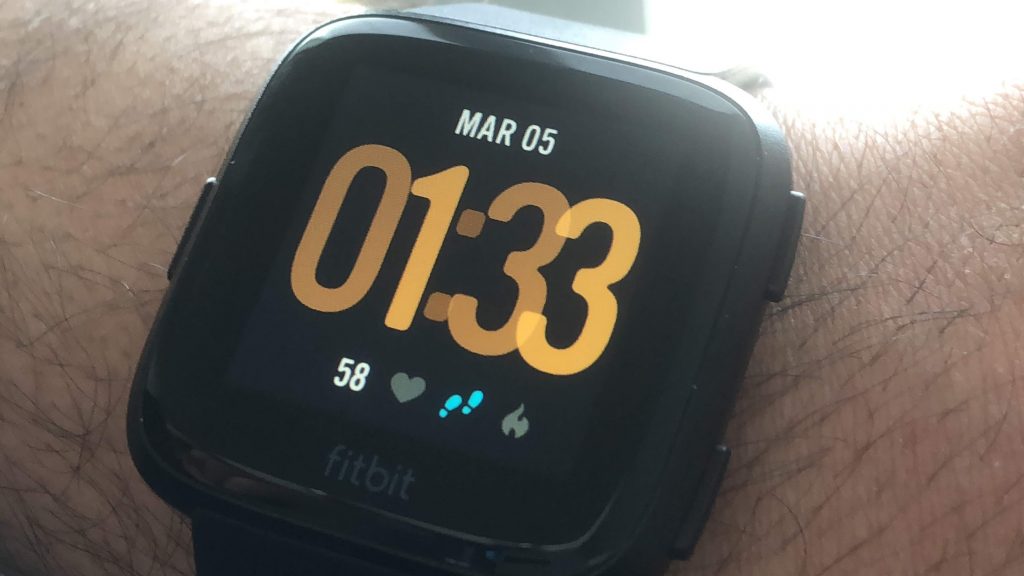 مراجعة: Fitbit Versa ساعة ذكية بنكهة رياضية !