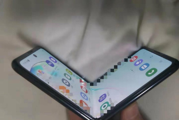 هاتف سامسونج القابل للطي القادم Galaxy Fold 2" ربما يحمل شاشة من الزجاج