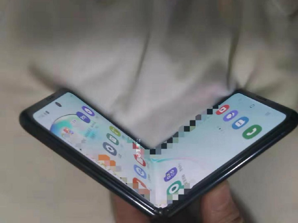 هاتف سامسونج القابل للطي القادم  Galaxy Fold 2" ربما يحمل شاشة من الزجاج