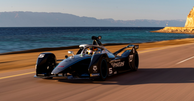 فريق مرسيدس "للفورمولا إي" للسيارات الكهربائية يزور نيوم قبل سباق الدرعية