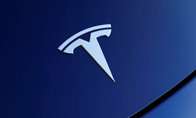 لن تتضمن Tesla بعد الآن شاحنًا للهاتف المحمول مع مشتريات المركبات الجديدة