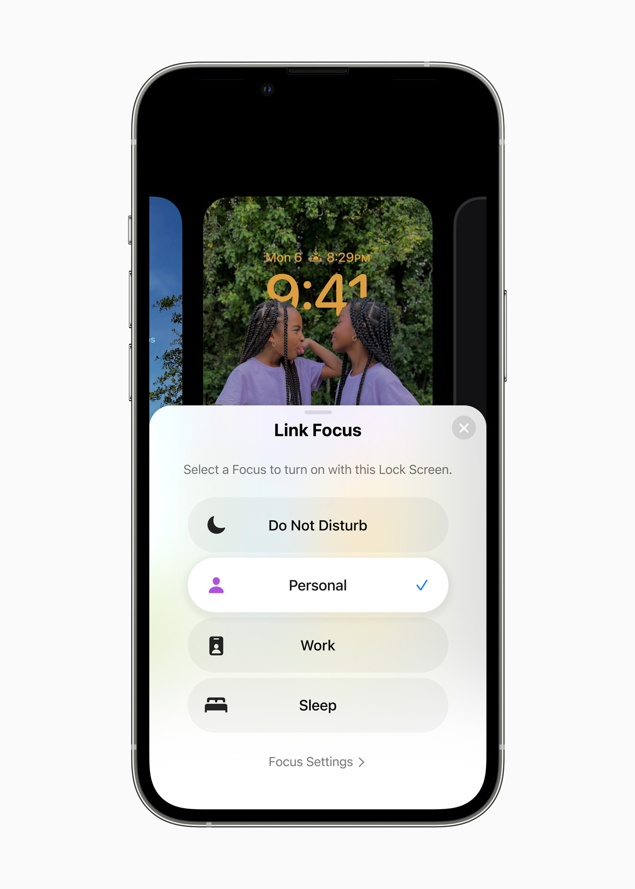 تكشف أبل عن تجربة جديدة كلياً لشاشة القفل وطرقاً جديدة للمشاركة والتواصل في نظام iOS 16