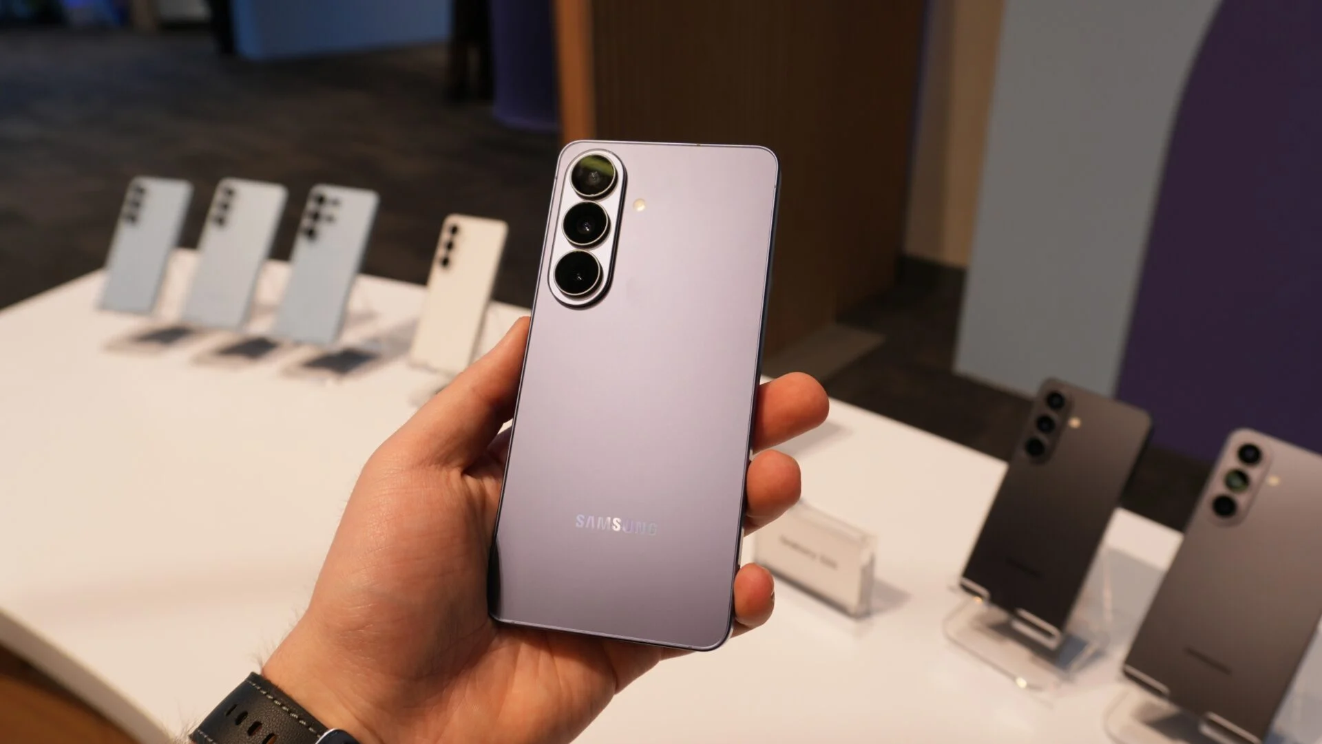 سرعة شحن Galaxy S26 وS26+ في 2026: هل تحسنت فعلاً؟