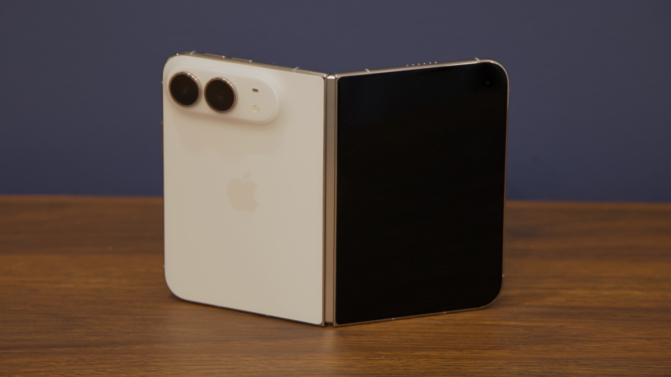 مراجعة iPhone Duo: أول تجربة لـ Apple في عالم الهواتف القابلة للطي
